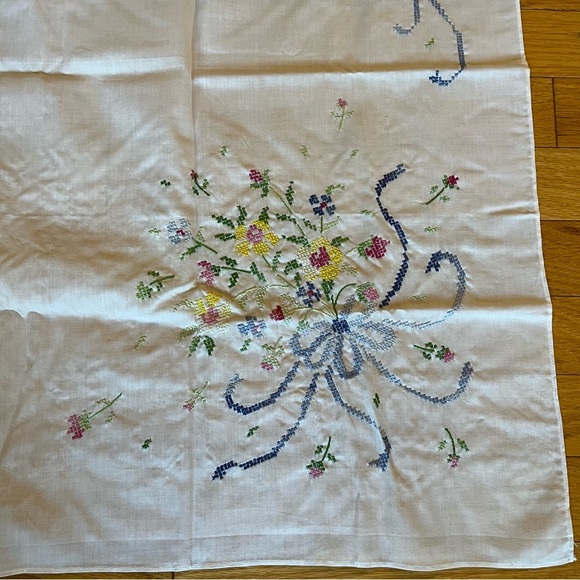 Floral Table Topper Runner or tablecloth. Hand stitched. 44x48”. New. Vintage - Picture 4 of 7